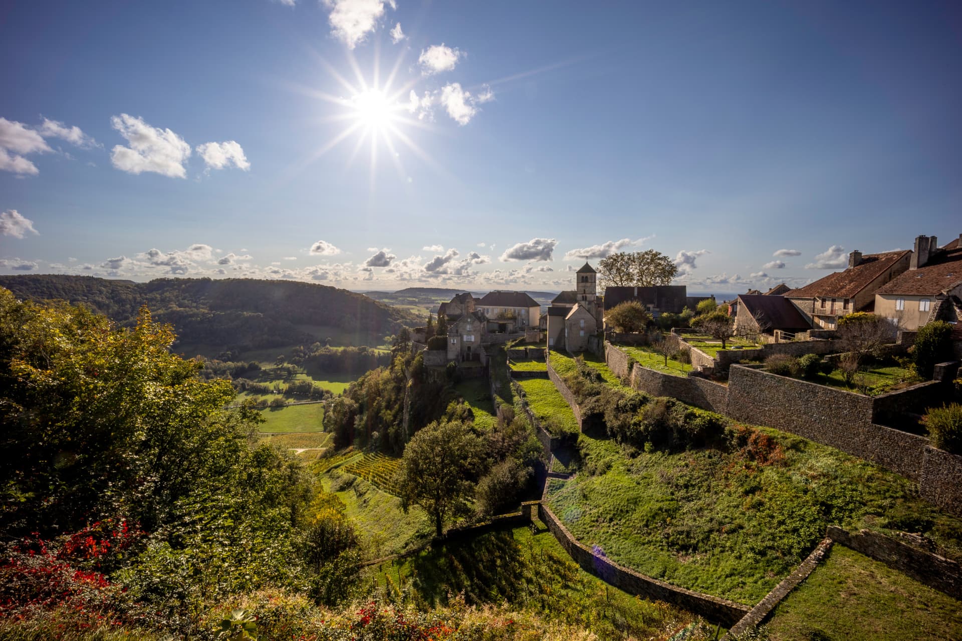 Hiking to Château-Chalon, an emblematic wine-producing village in the Jura