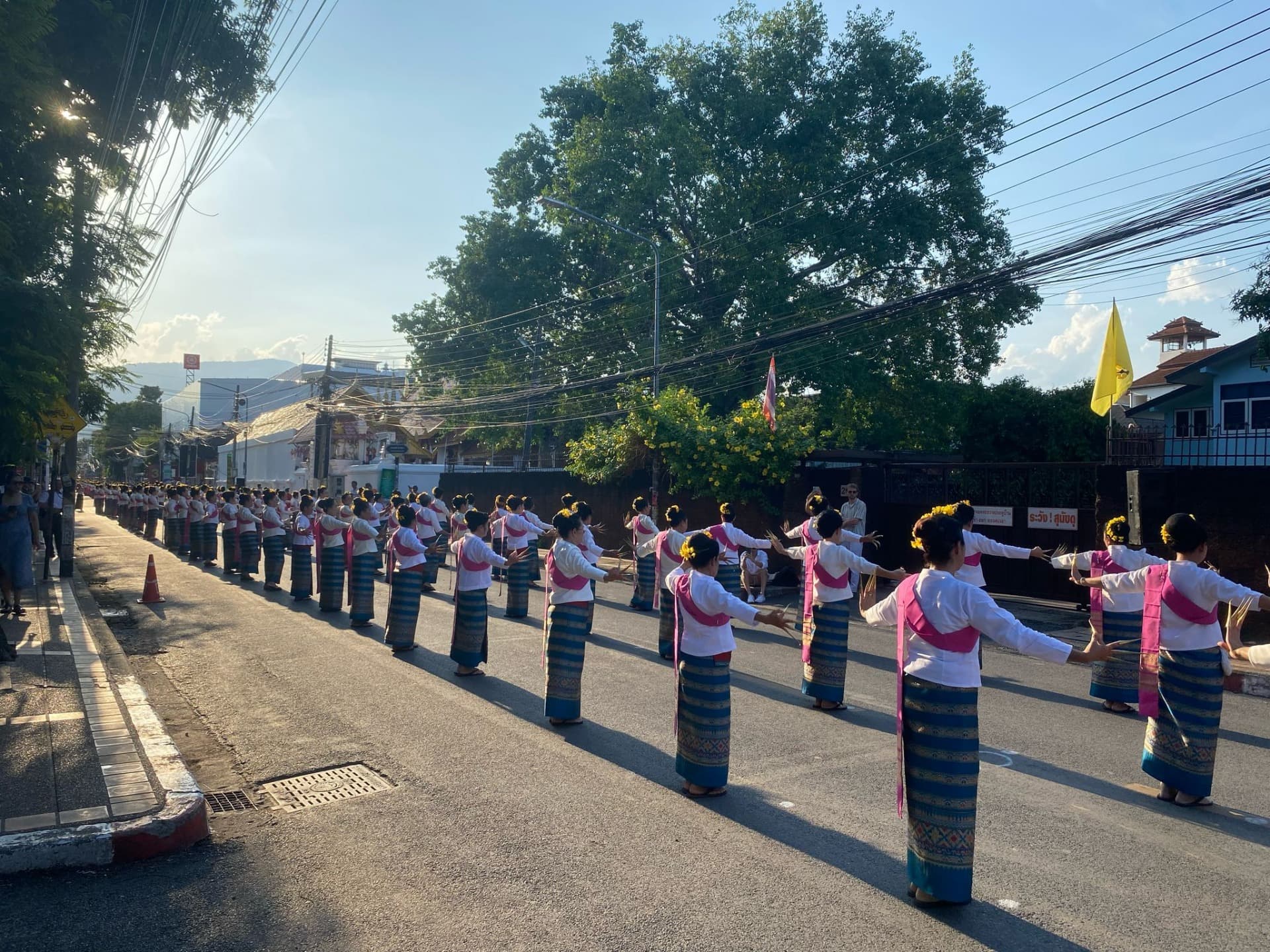 Over 7,000 Traditional Dancers for Chiang Mai's 729th Anniversary: A Guinness World Record