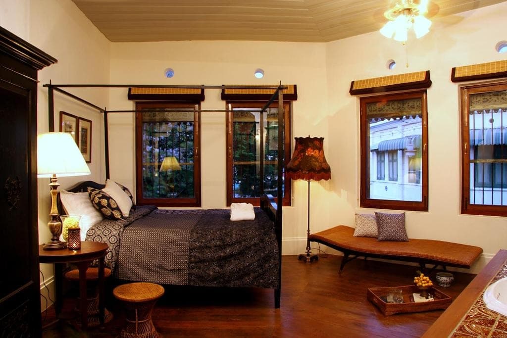 Villa Bhuthorn in the Sam Phraeng District
