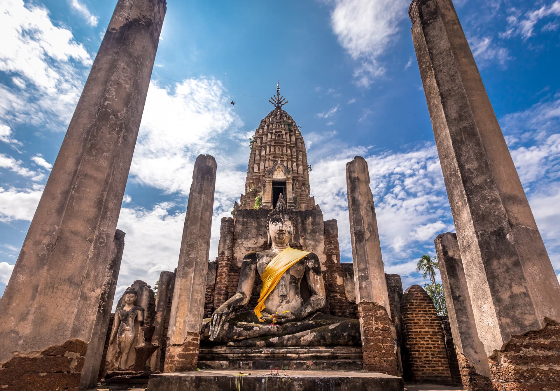 🚗 Self-Drive Tour Through History and Traditions – From Amphawa Canals to Northern Temples