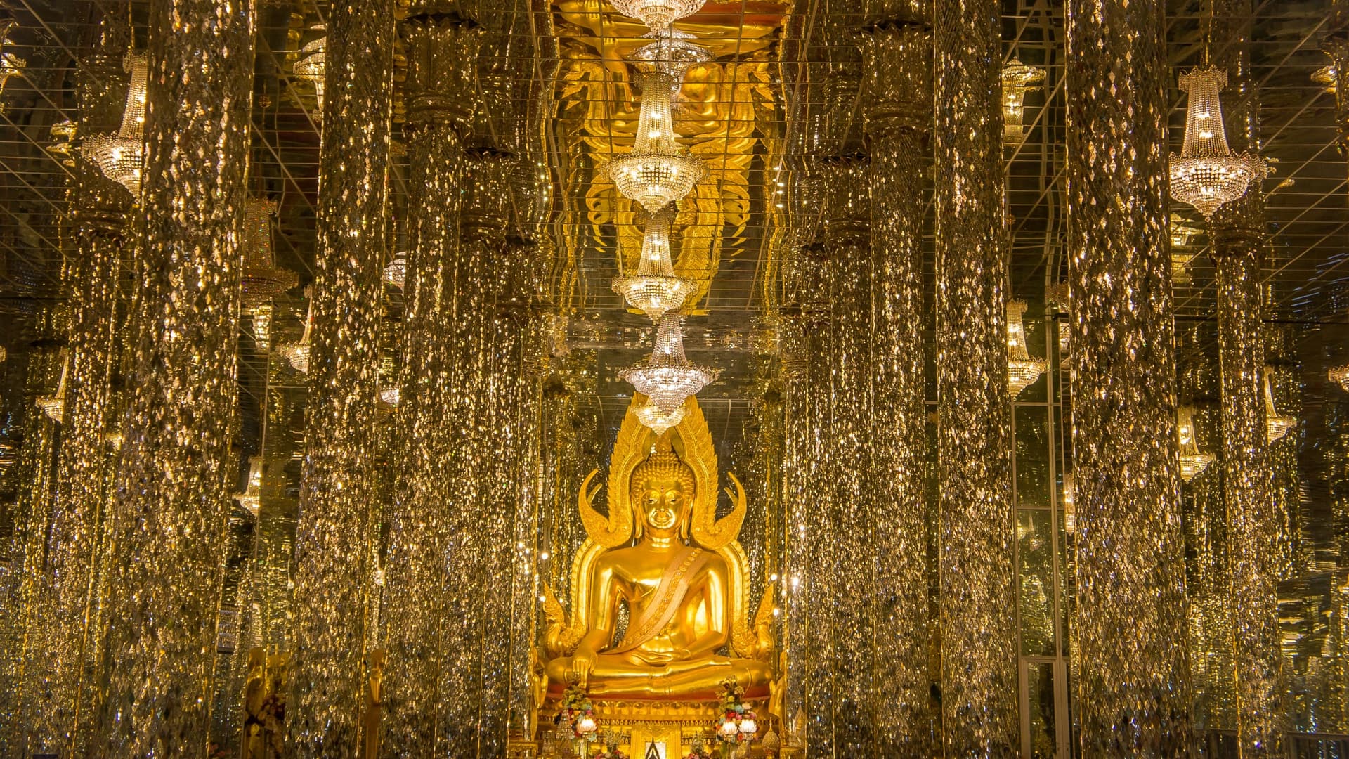 Summer trip in small groups in the heart of Siam