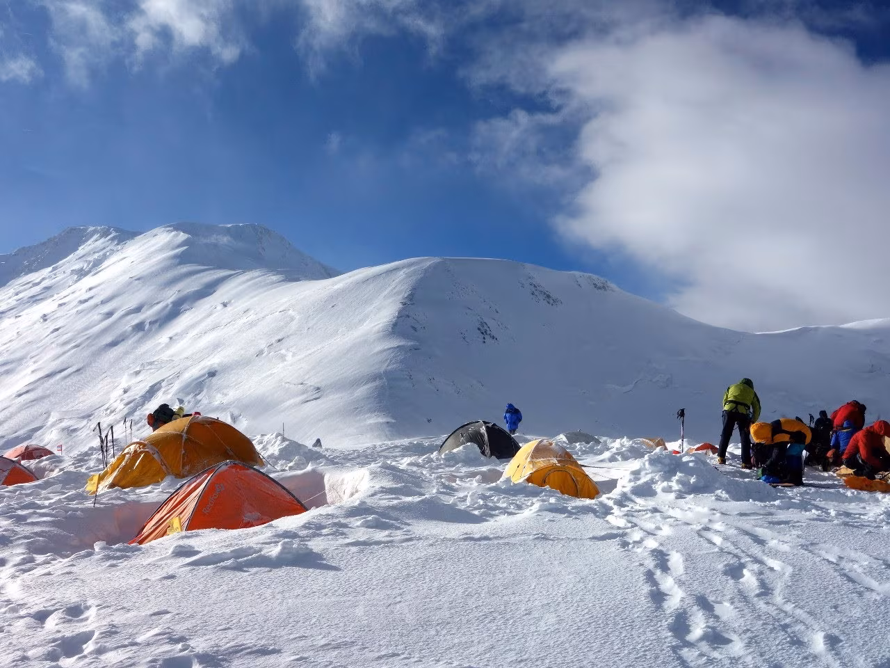 Ascent of Razdelnaya Peak (6148m)