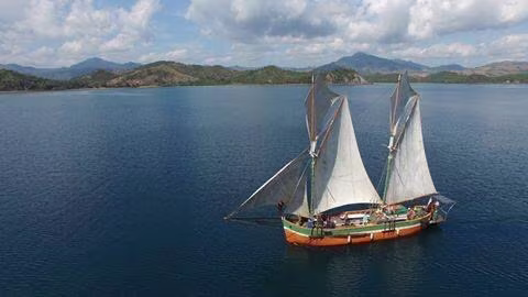 Migratory cruise from Majunga to Morondava