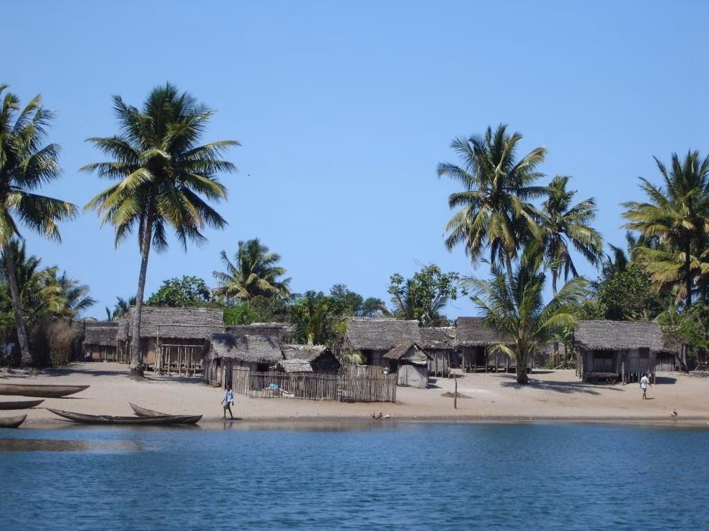 Immersion in the heart of Zafimaniry country and the Pangalanes Canal